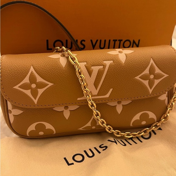 100% AUTHENTIC LV WALLET ON CHAIN - Picture 6 of 11